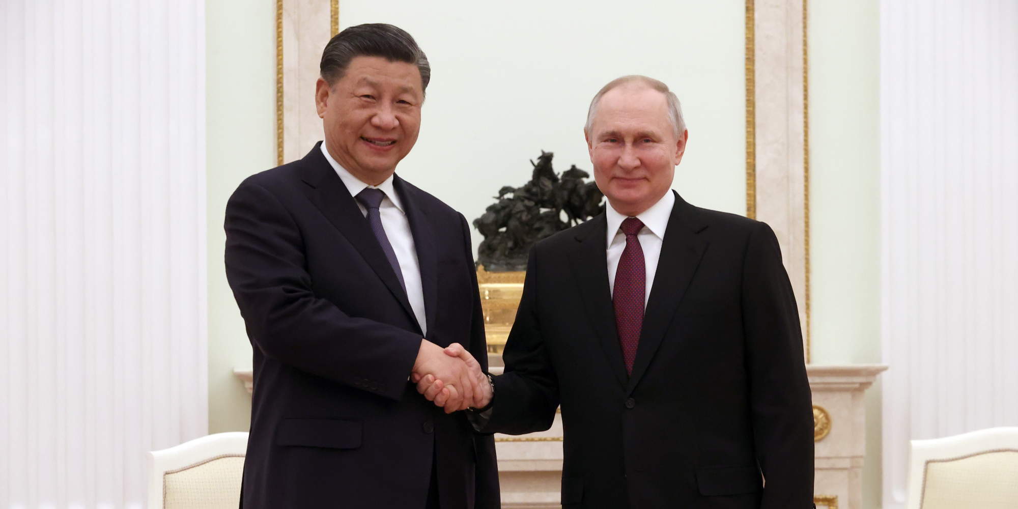 Ο Κινέζος πρόεδορς Σι Τζινπίνγκ με τον Ρώσο ομόλογό του, Βλαντιμίρ Πούτιν στο Κρεμλίνο / Φωτογραφία: ΑΠΕ