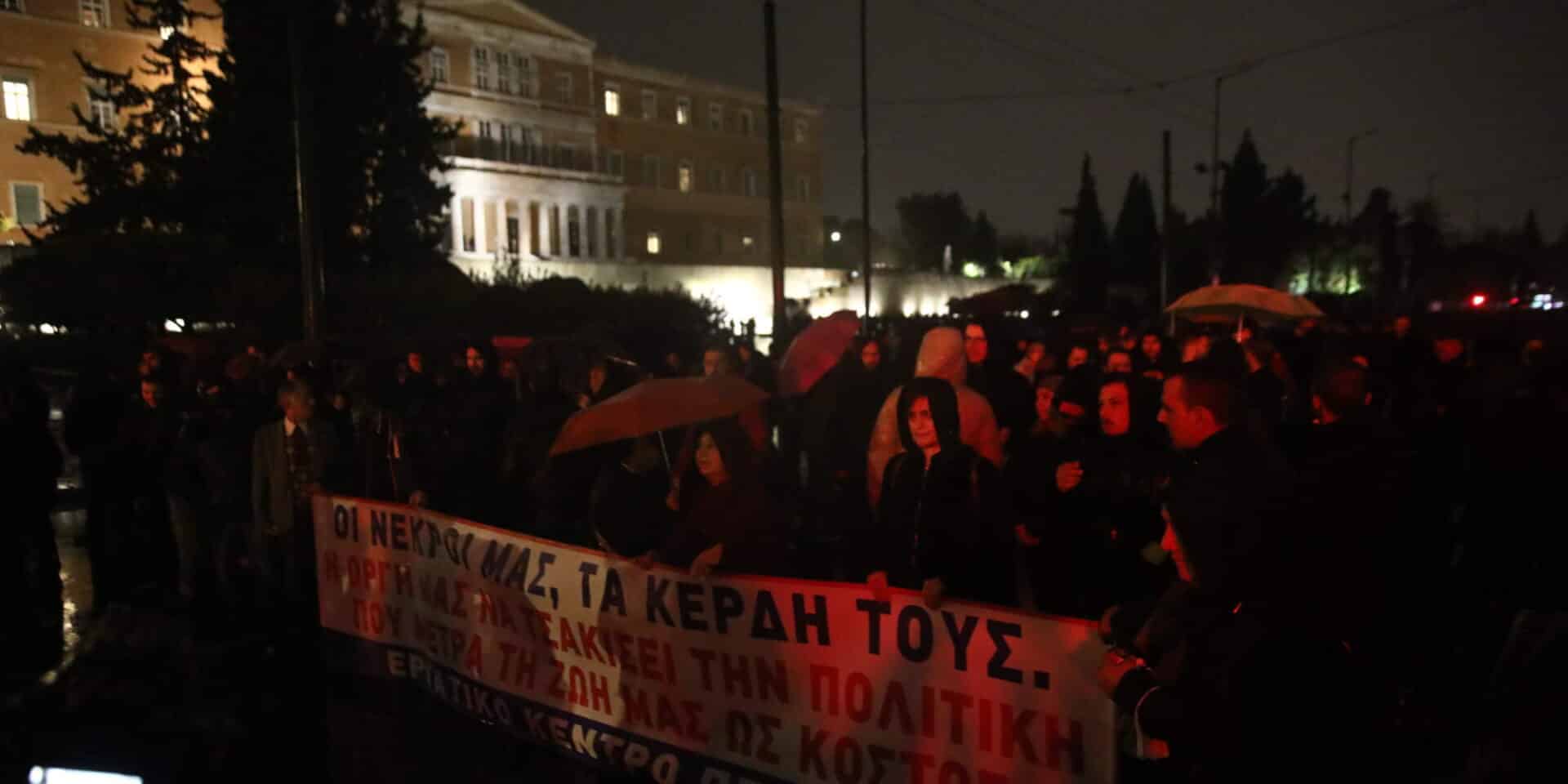 Συγκεντρωμένοι με πανό για την τραγωδία στα Τέμπη το βράδυ της Πέμπτης / Φωτογραφία: Eurokinissi