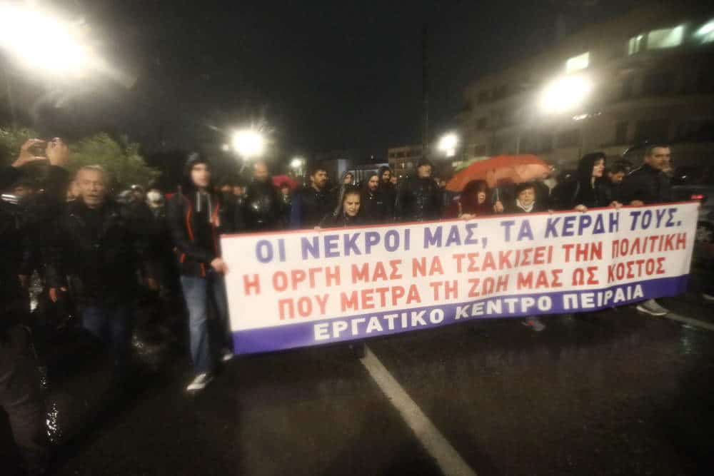 Συγκεντρωμένοι με πανό για την τραγωδία στα Τέμπη το βράδυ της Πέμπτης / Φωτογραφία: Eurokinissi