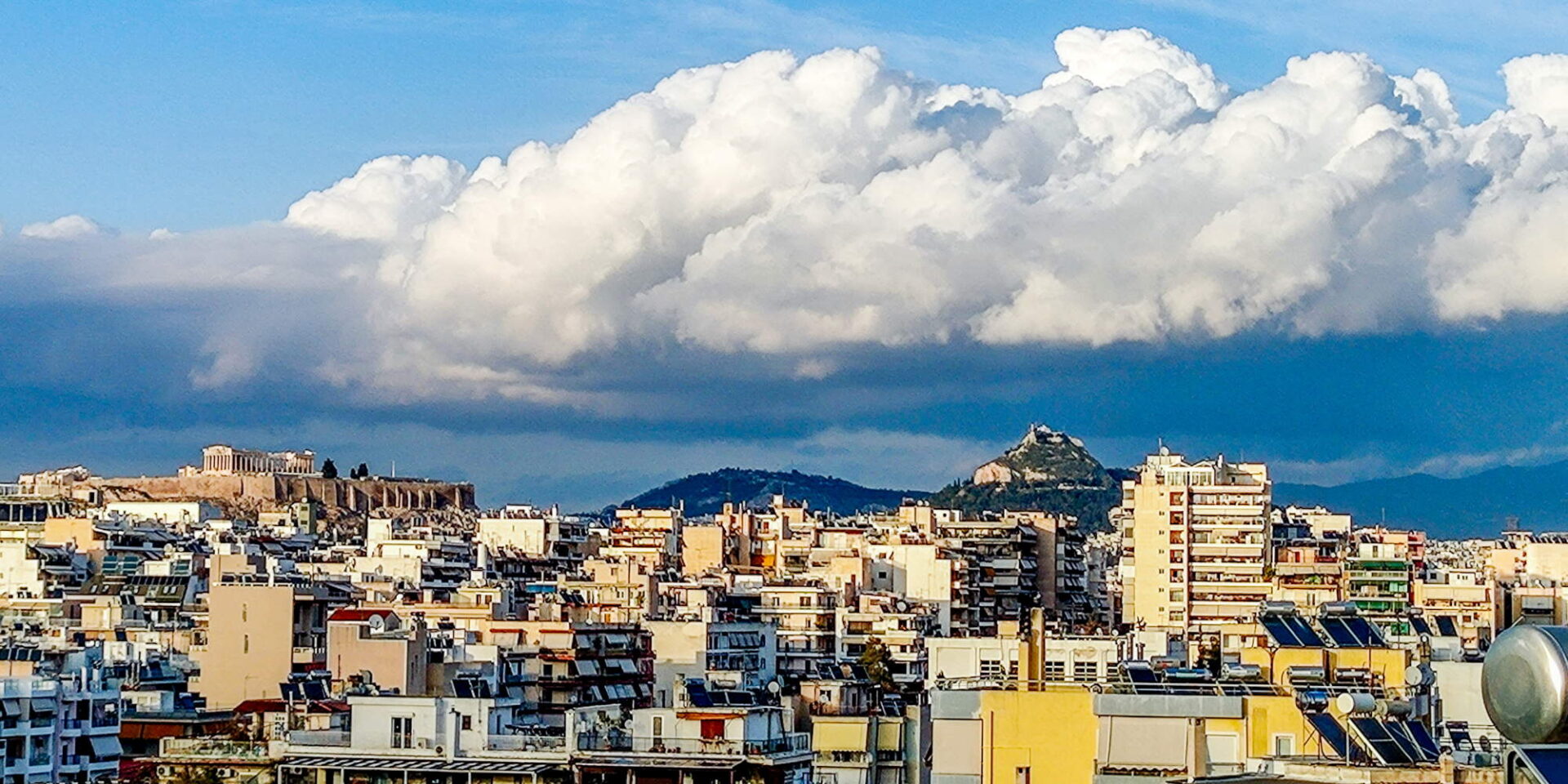 Σύννεφα στον ορίζοντα πάνω από την Αττική - Καιρός