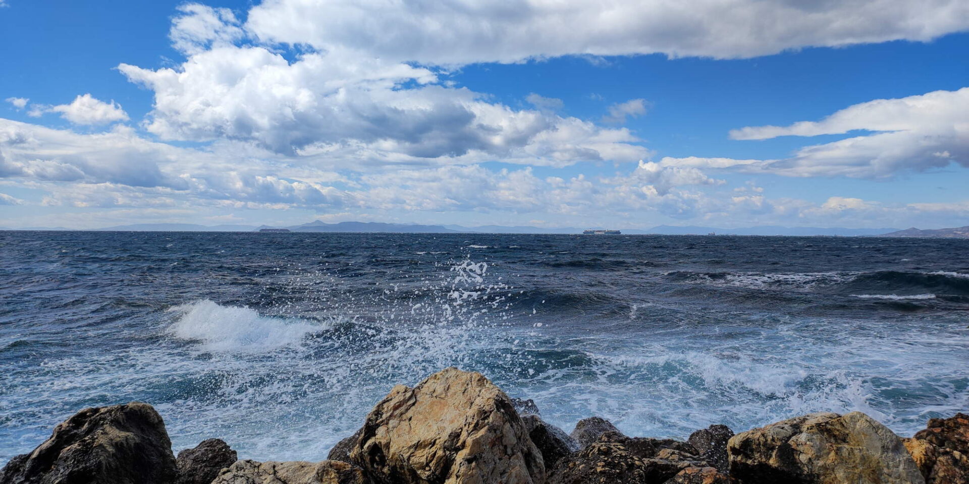 Σύννεφα πάνω από τη θάλασσα στην παραλία του Φλοίσβου