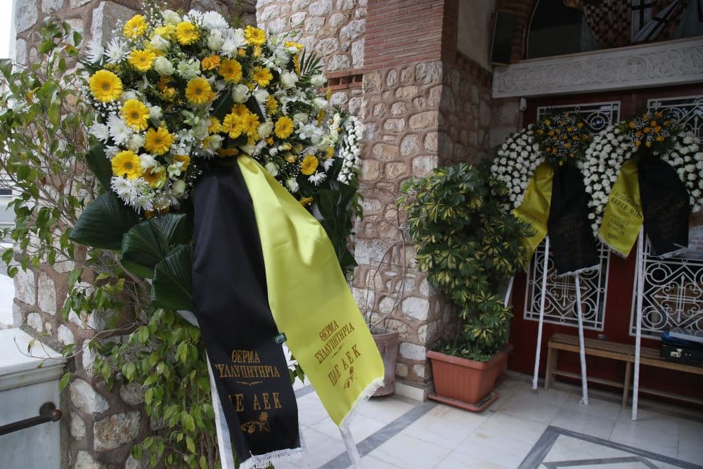 Το στεφάνι της ΑΕΚ στην κηδεία του Μίμη Παπαϊωάννου