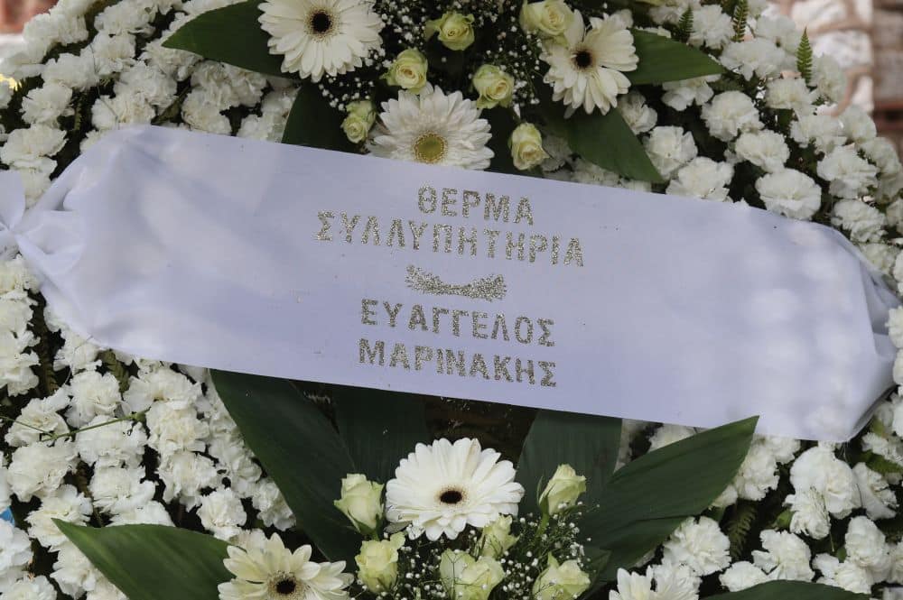 Το στεφάνι του Βαγγέλη Μαρινάκη στην κηδεία του Μίμη Παπαϊωάννου