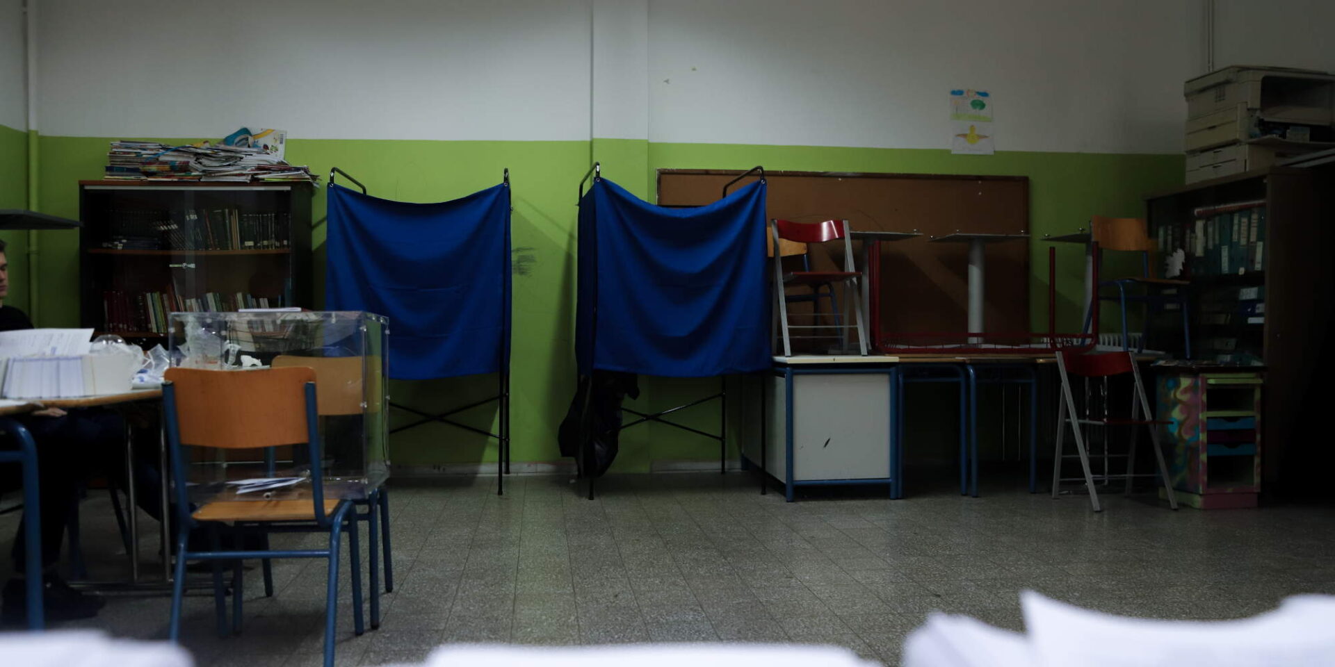Σχολική αίθουσα με παραβάν σε ημέρα εκλογών - Επιστολική ψήφος