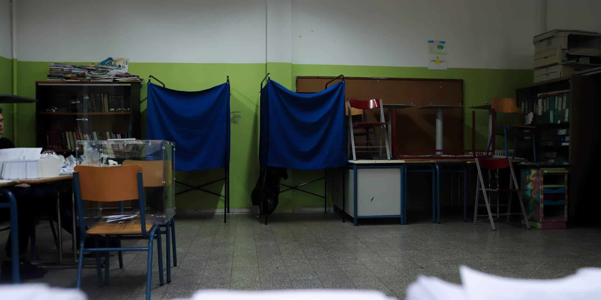 Σχολική αίθουσα με παραβάν σε ημέρα εκλογών - Επιστολική ψήφος