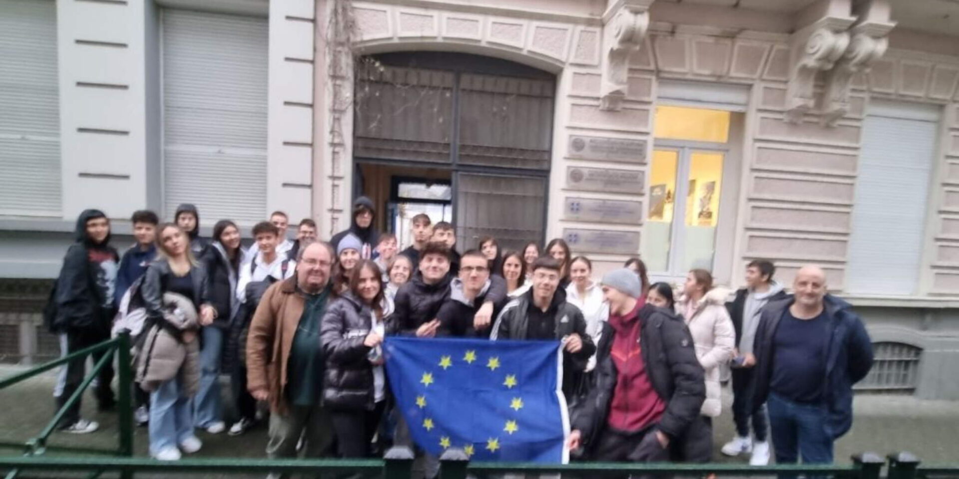 Μαθητές έξω από το κτίριο του ελληνικού σχολείου στις Βρυξέλλες