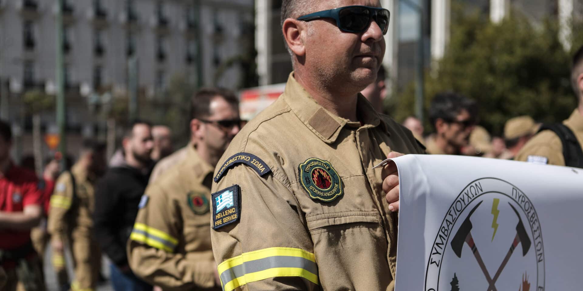 Εποχικός πυροσβέστης διαμαρτύρεται στο Σύνταγμα