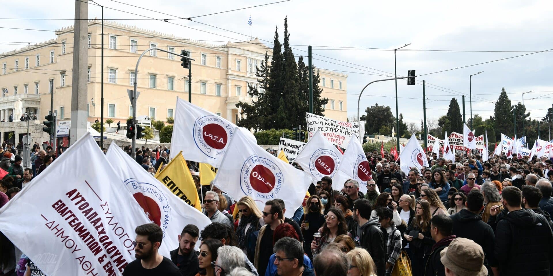 Πλήθος κόσμου στο συλλαλητήριο για τα Τέμπη στο Σύνταγμα