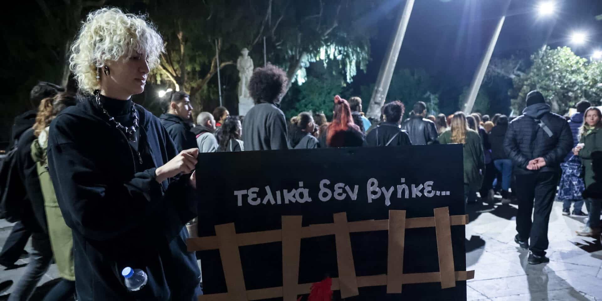 Πλακάτ διαδηλωτών στο κέντρο της Αθήνας για το δυστύχημα στα Τέμπη / Φωτογραφία: Eurokinissι