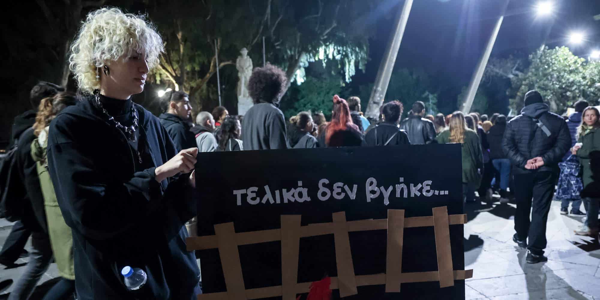 Πλακάτ διαδηλωτών στο κέντρο της Αθήνας για το δυστύχημα στα Τέμπη / Φωτογραφία: Eurokinissι