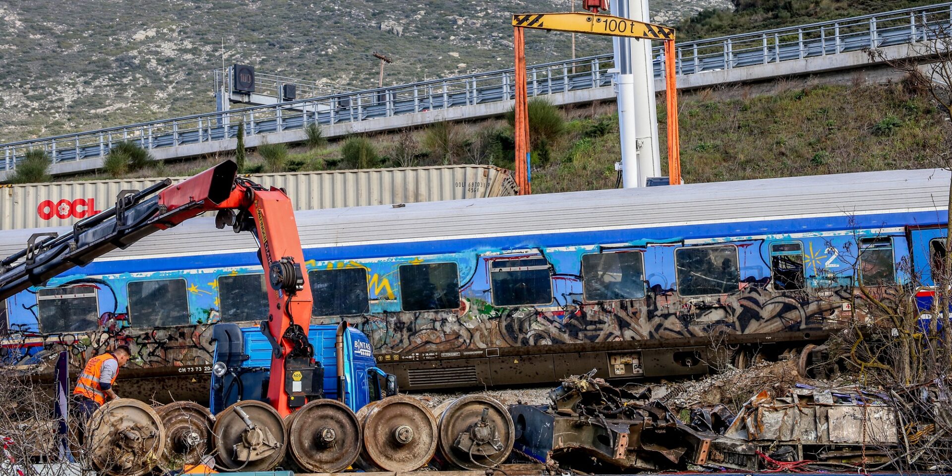 Έρευνες στο σημείο που έγινε η τραγωδία στα Τέμπη
