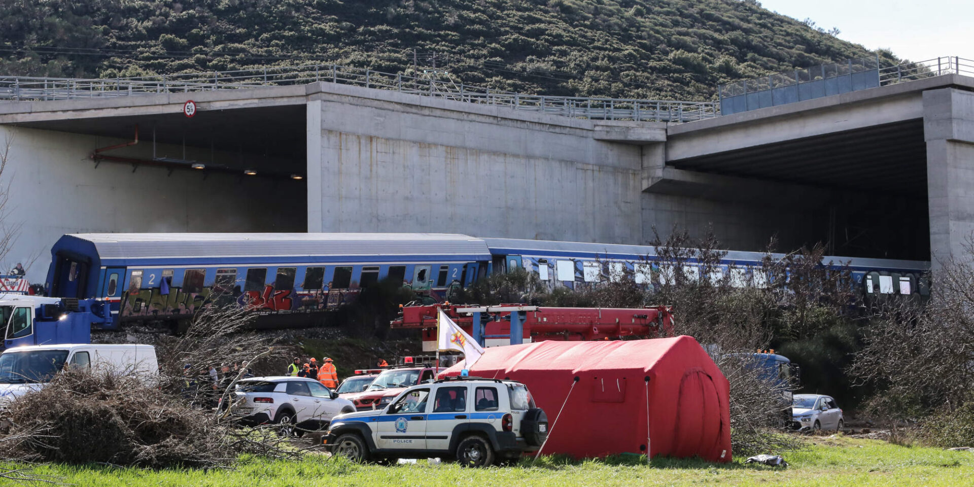 Εικόνα από τα βαγόνια της αμαξοστοιχίας 62 που συγκρούστηκε στα Τέμπη / Φωτογραφία: Eurokinissi