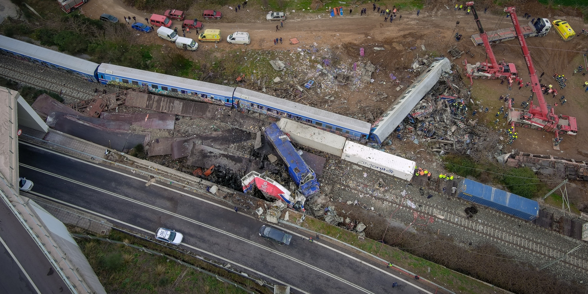 Εικόνες από drone από το πολύνεκρο σιδηροδρομικό δυστύχημα στα Τέμπη