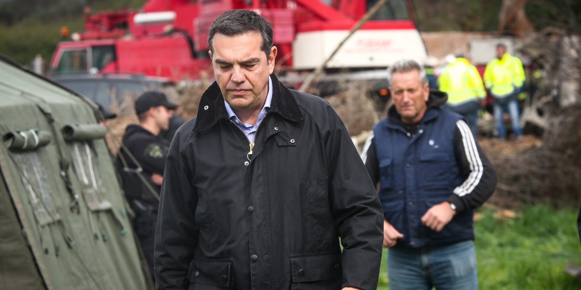 O Αλέξης Τσίπρας στο σημείο της τραγωδίας στα Τέμπη