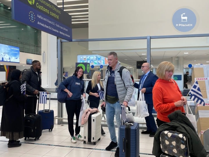 touristes rodos - Ρόδος: Έφτασαν οι πρώτοι τουρίστες στο αεροδρόμιο - Yποδοχή με δώρα, μουσική και ελληνικές σημαίες (εικόνες)