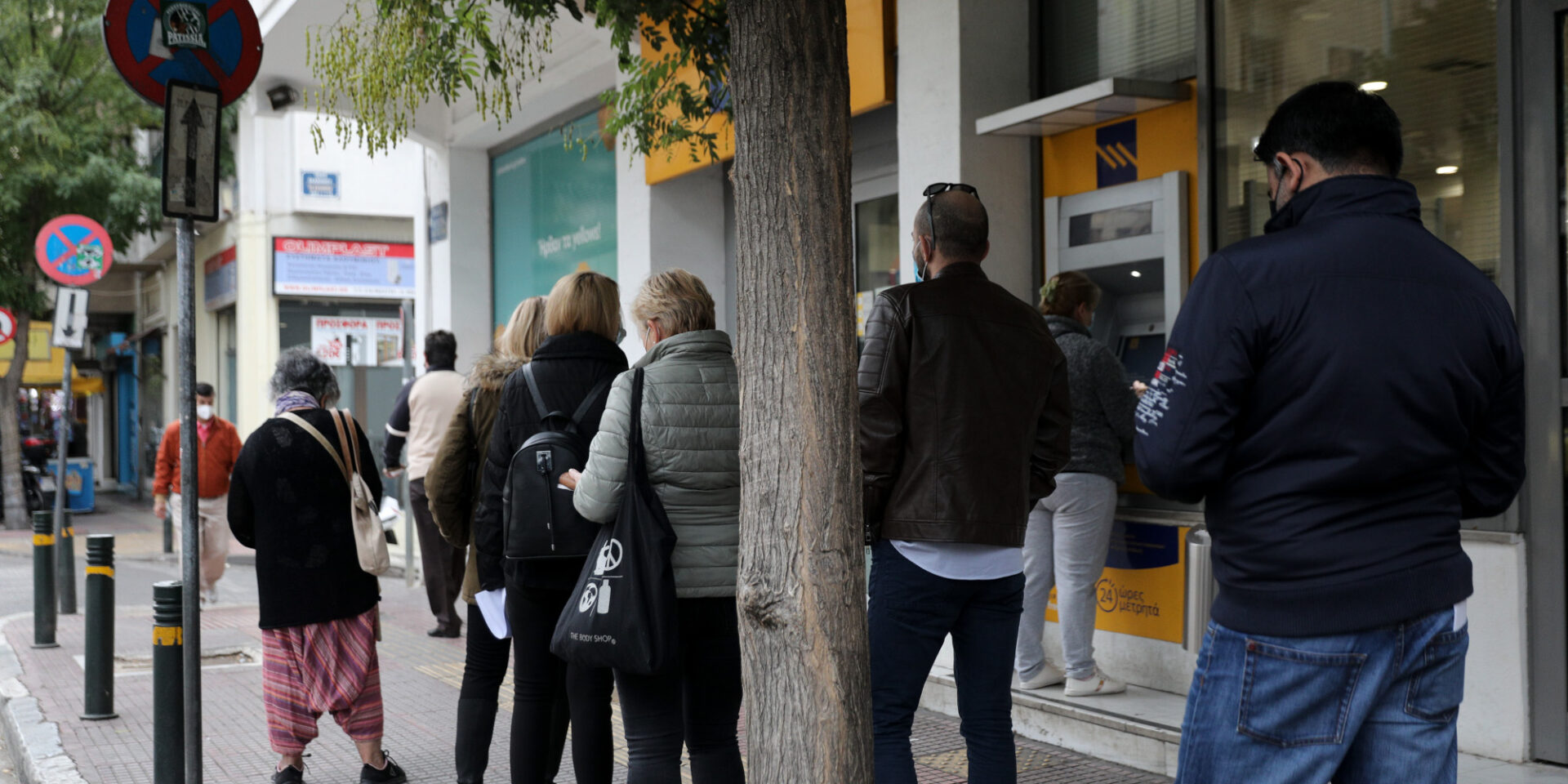 Ουρά σε ΑΤΜ τράπεζας / Φωτογραφία: Eurokinissi