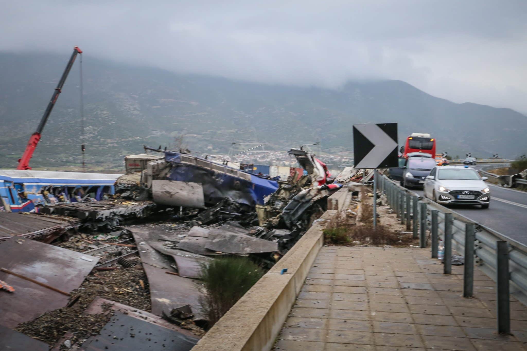 Σιδηροδρομικό δυστύχημα στα Τέμπη έξω από την Λάρισα, σύγκρουση εμπορικής και επιβατικής αμαξοστοιχίας