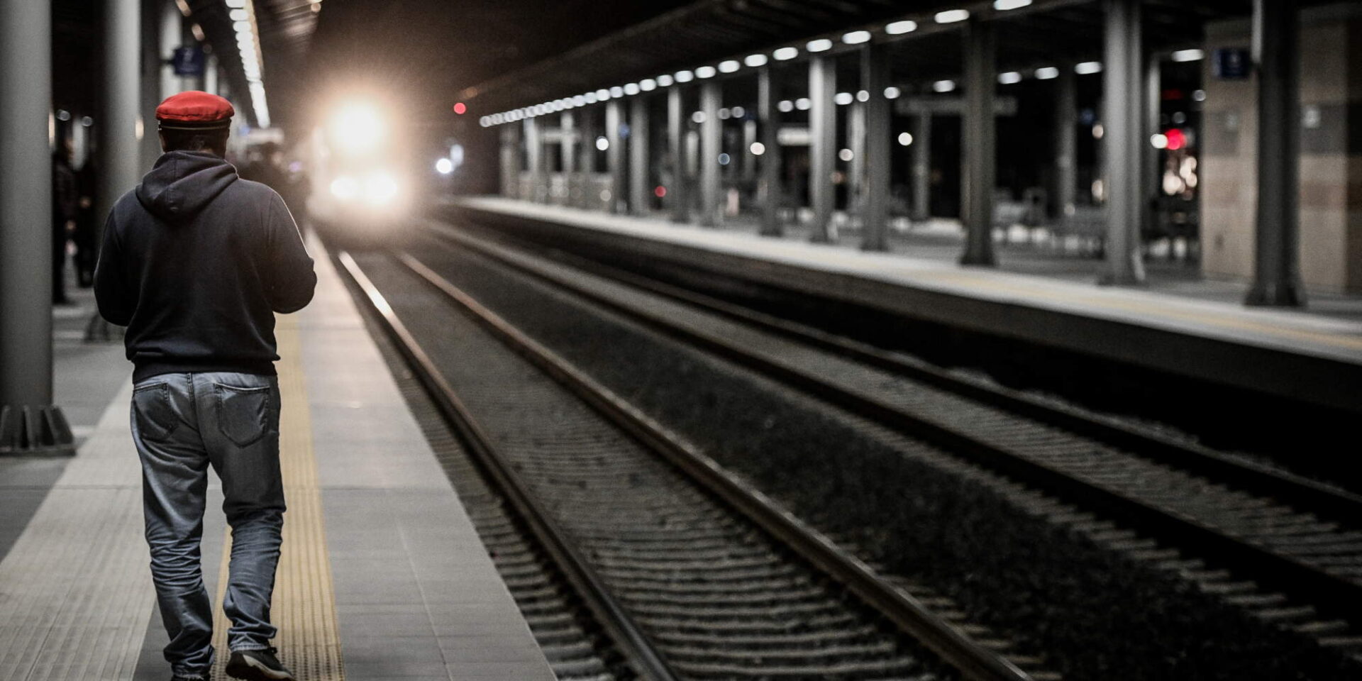 Συρμός της Hellenic Train καταφθάνει στην αποβάθρα