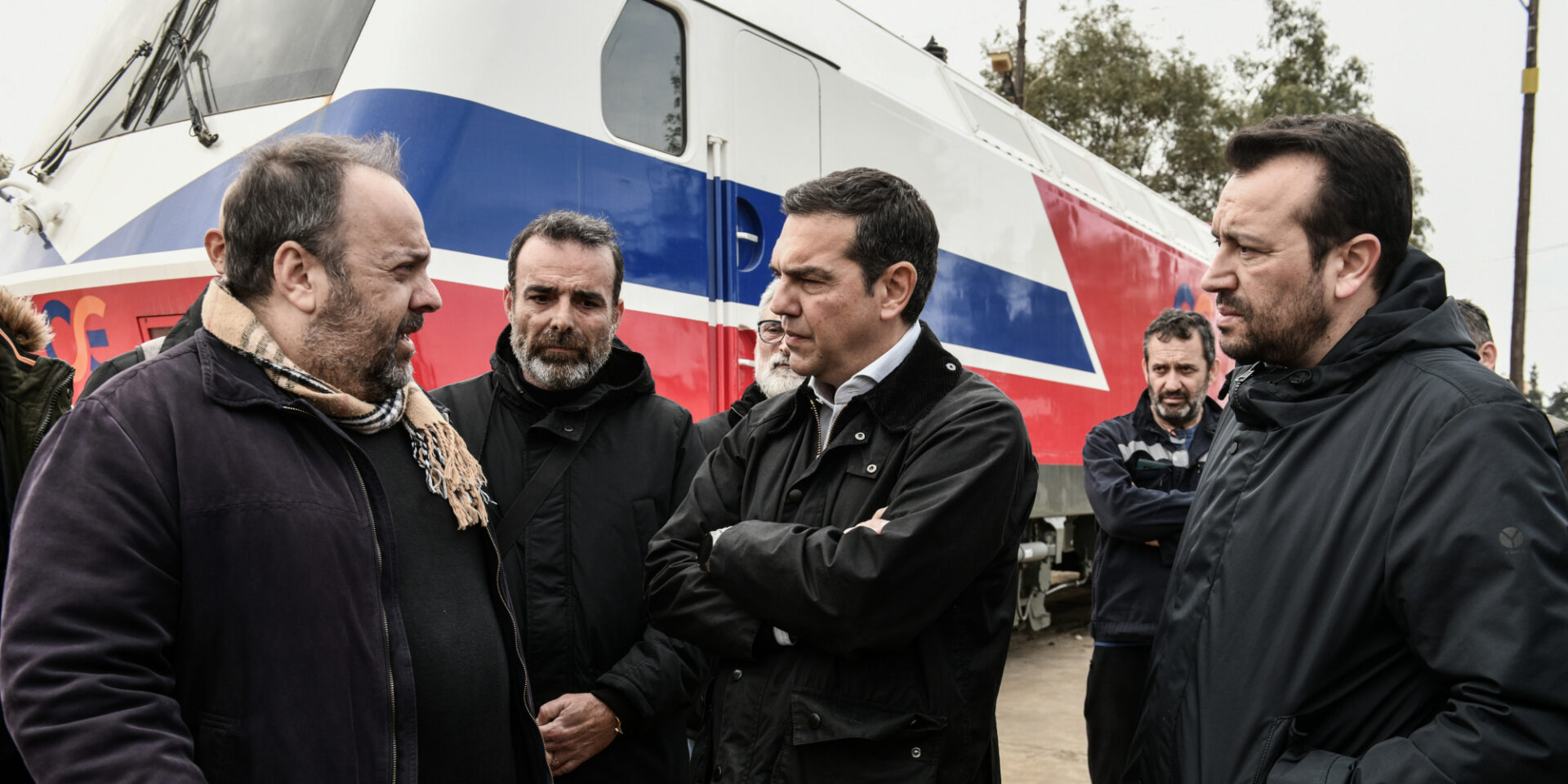 Ο Αλέξης Τσίπρας συνομιλεί με μηχανοδηγούς