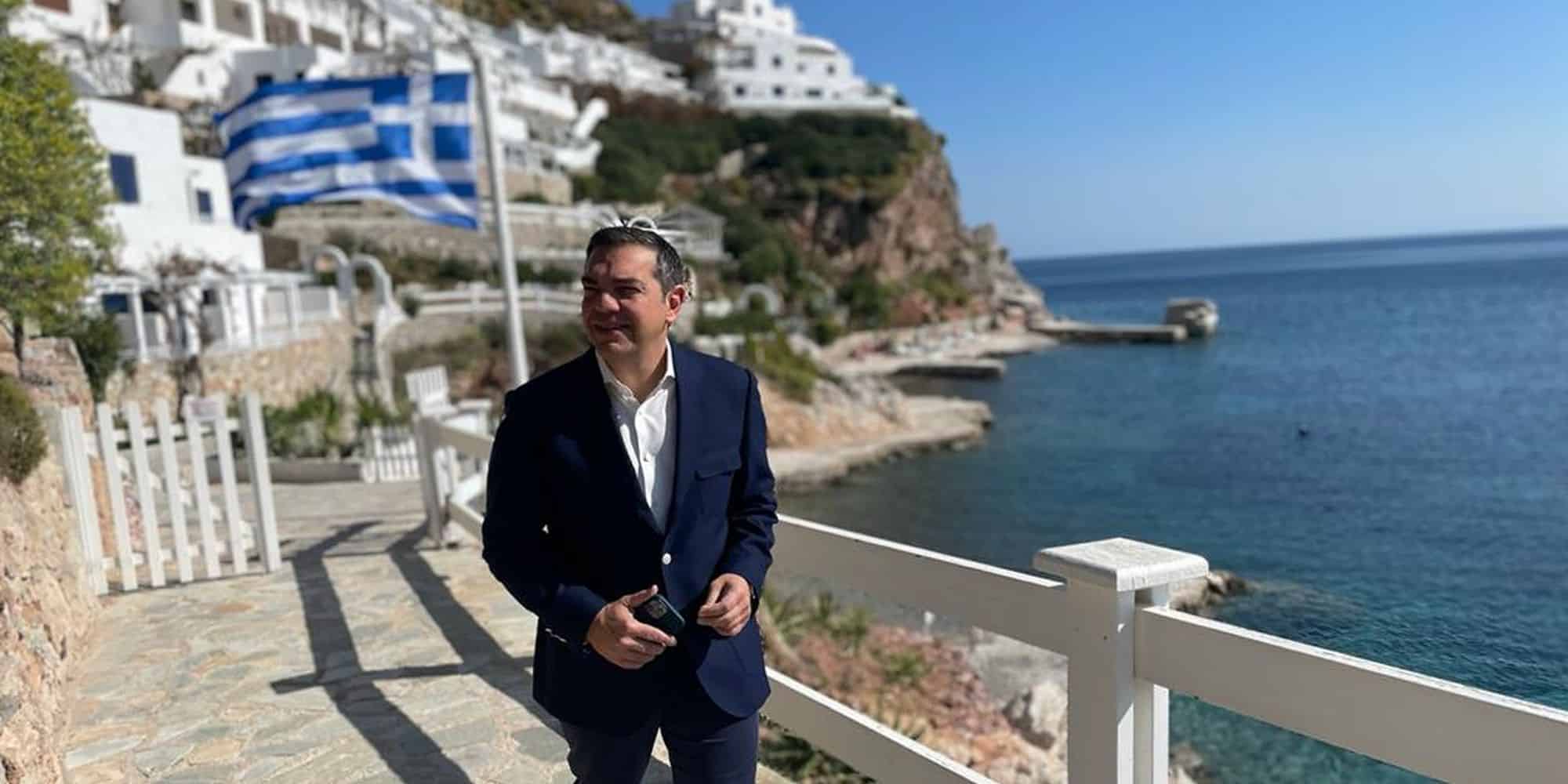 Ο Αλέξης Τσίπρας μπροστά σε ελληνική σημαία