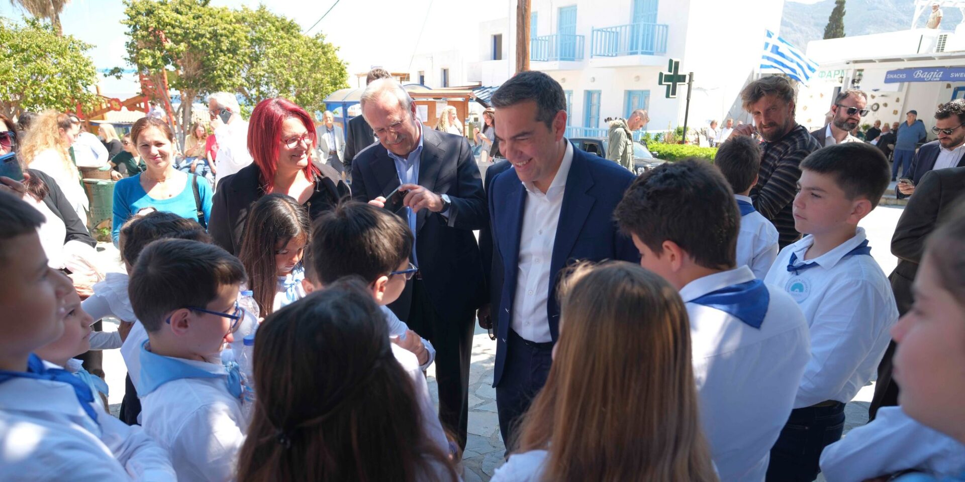 Ο Αλέξης Τσίπρας, στην Τήλο με μαθητές