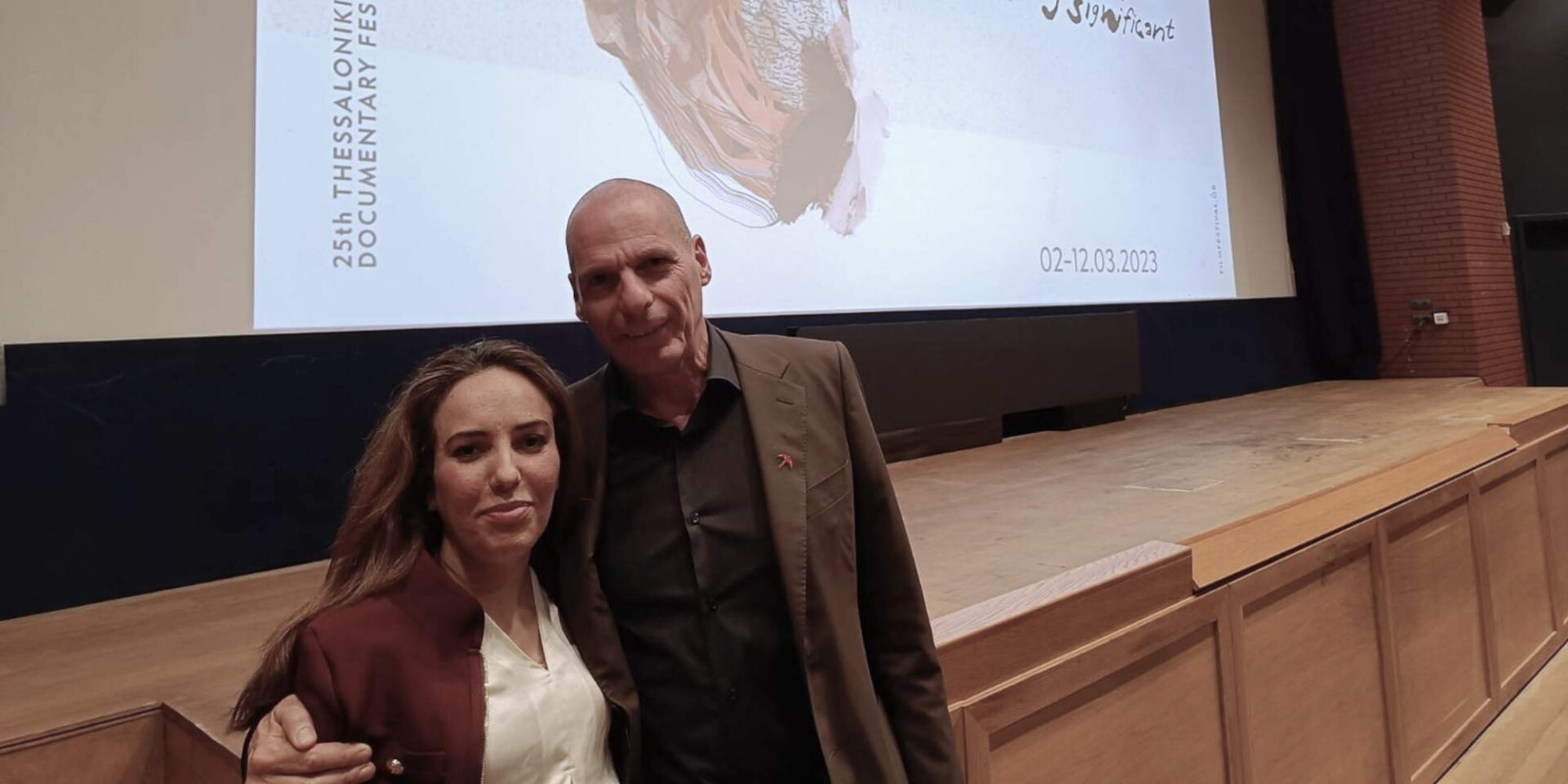 Ο Γιάνης Βαρουφάκης και η σύζυγος του Τζούλιαν Ασάνζ, Στέλλα στη Θεσσαλονίκη / Φωτογραφία: Twitter @yanisvaroufakis