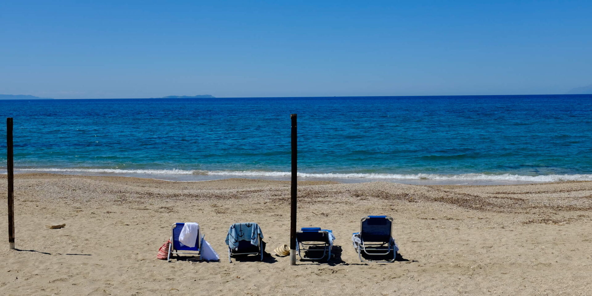 Ξαπλώστρες σε παραλία στον Αλμυρό Κέρκυρας / Φωτογραφία: Eurokinissi
