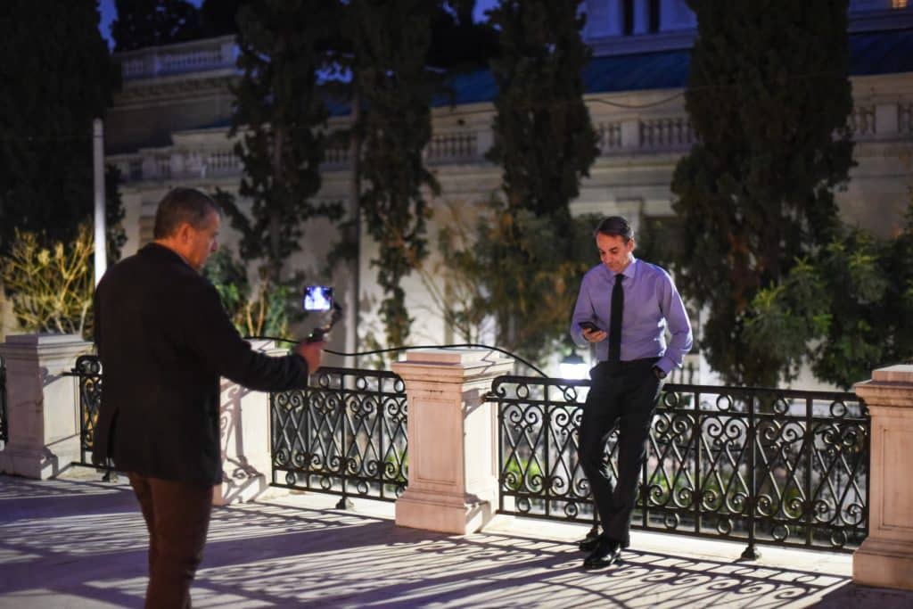 Ο Πρωθυπουργός, Κυριάκος Μητσοτάκης και τον Σταύρο Θεοδωράκη που τον φωτογραφίζει