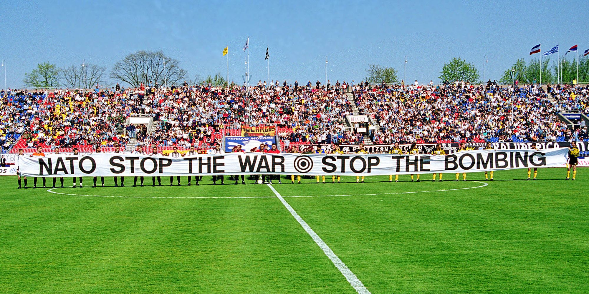 Εικόνα από το ιστορικό παιχνίδι της ΑΕΚ με την Παρτιζάν το 1999