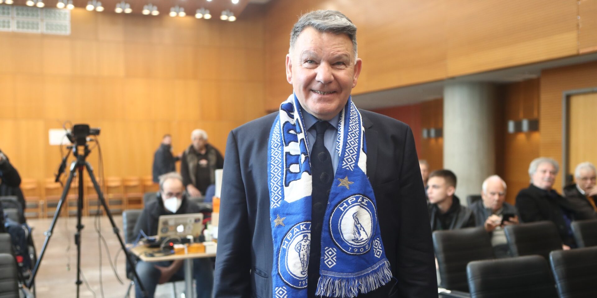 Ο Αλέξης Κούγιας με κασκόλ του Ηρακλή