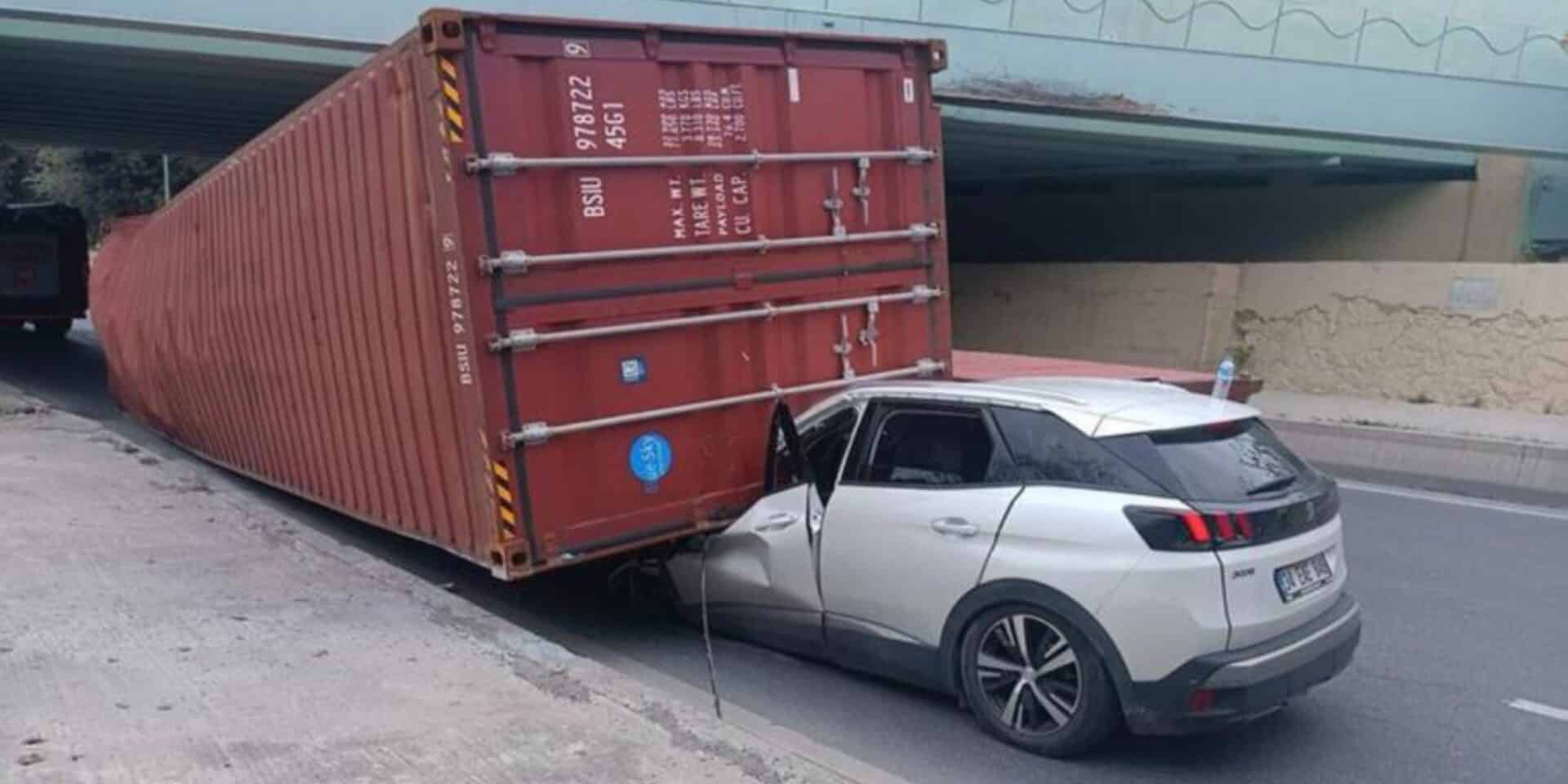 Το αμάξι του μπασκετμπολίστα πλακώθηκε από κοντέινερ