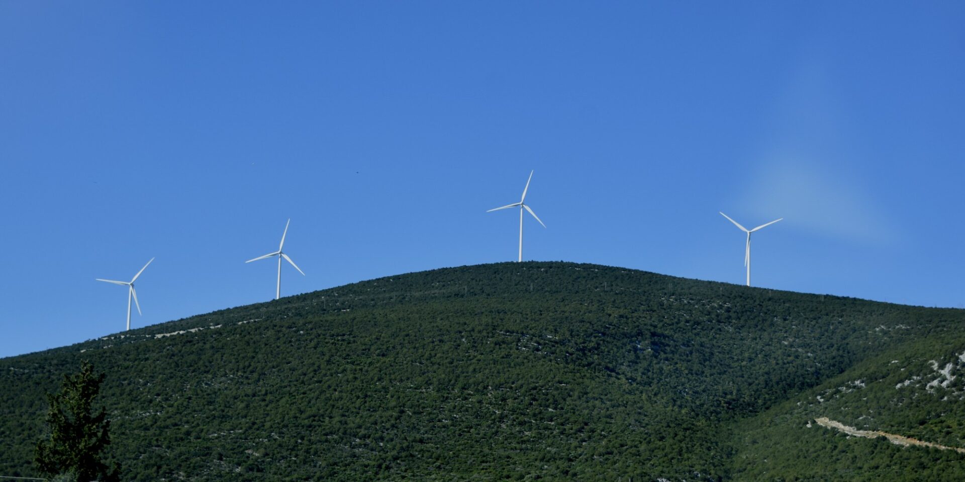 Ανεμογεννήτριες στην κορυφή βουνού
