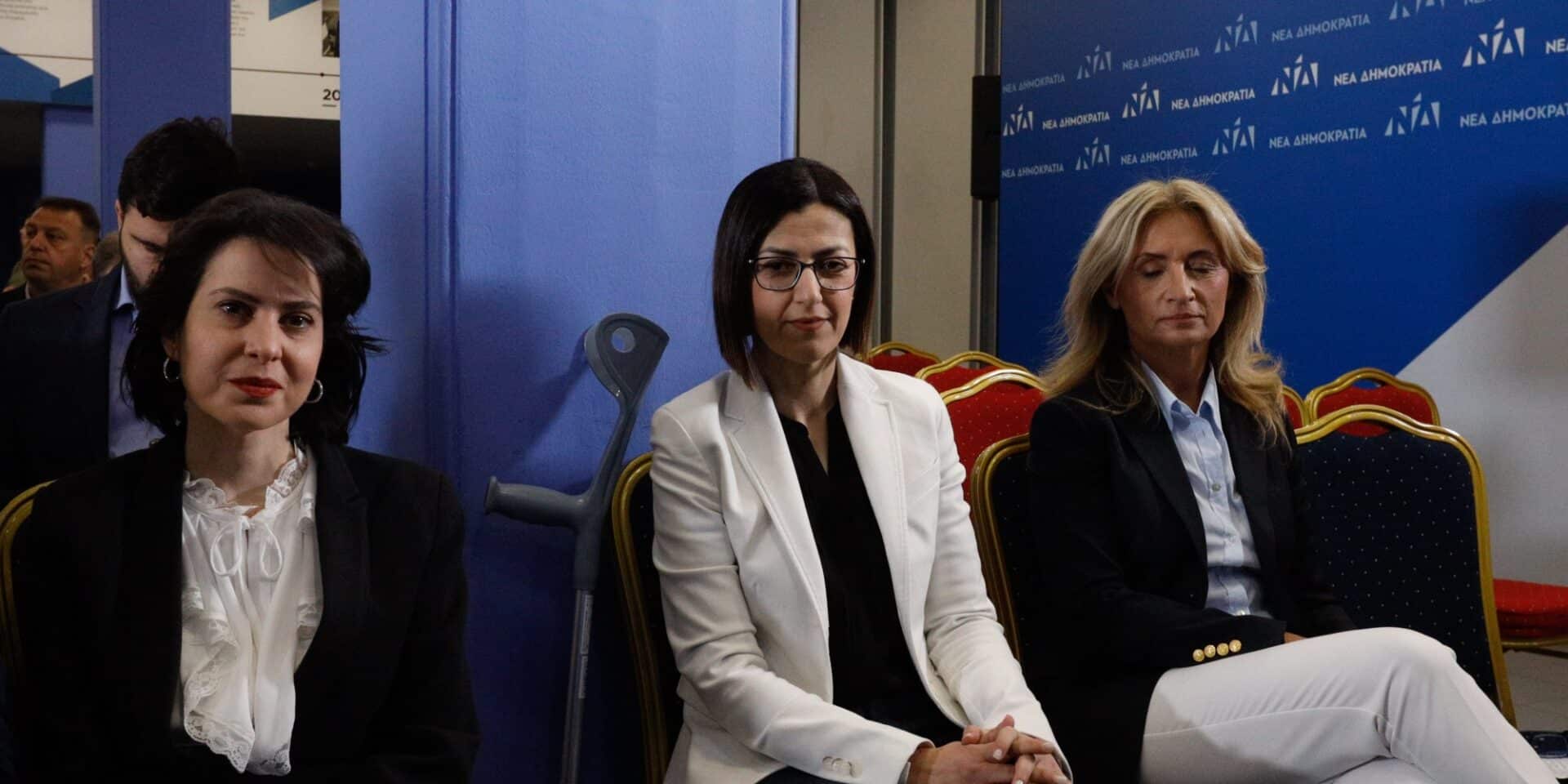 Στη μέση η Επικεφαλής του ψηφοδελτίου Επικρατείας της ΝΔ Ειρήνη Αγαπηδάκη