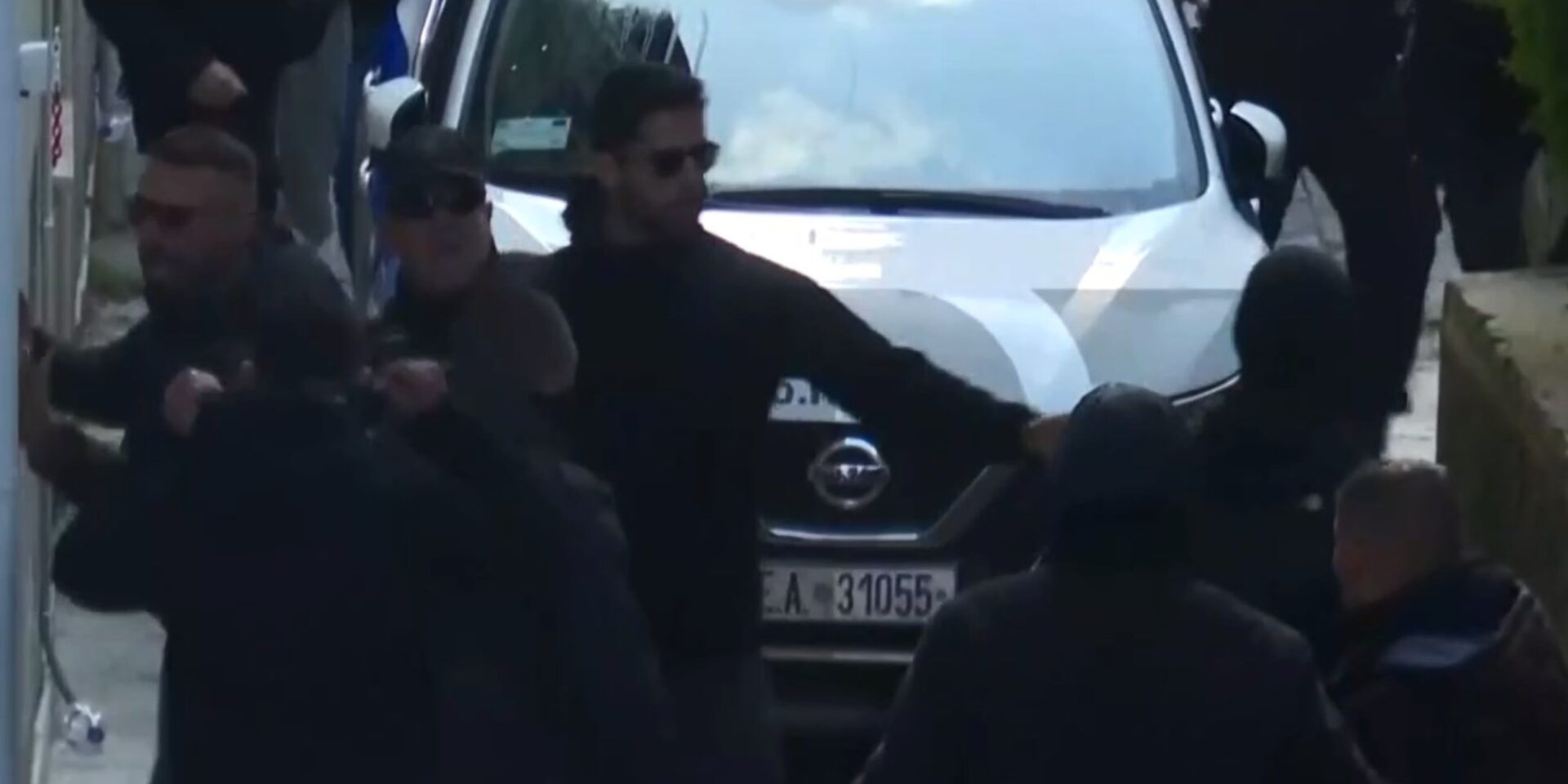 Εικόνα από τα επεισόδια έξω από τα δικαστήρια στα Ιωάννινα