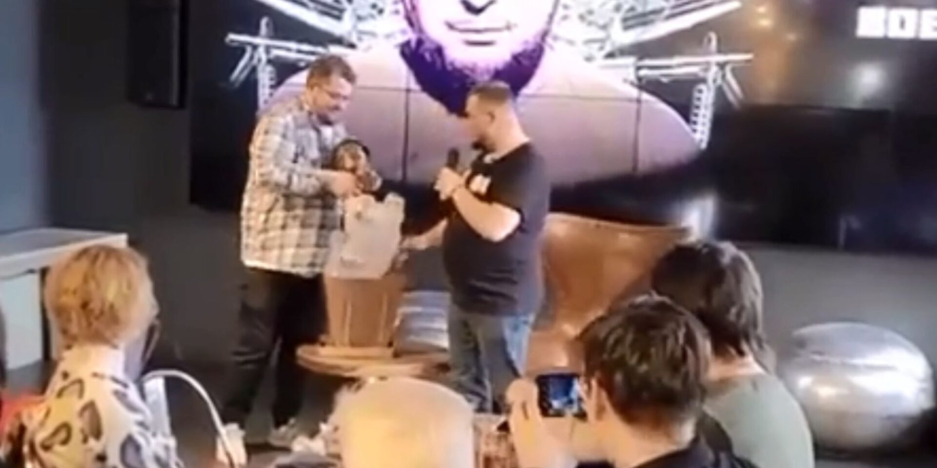 Λίγο πριν γίνει έκρηξη στο αγαλματίδιο