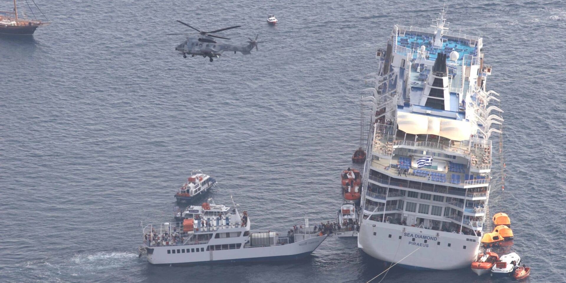Το Sea Diamond λίγο πριν βυθιστεί στη Σαντορίνη