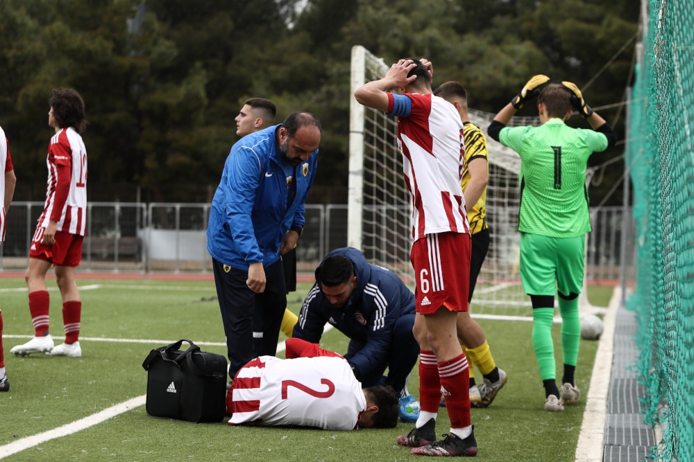 Σπουδαία κίνηση από την ΑΕΚ: Το ιατρικό τιμ έσπευσε να βοηθήσει σοβαρό τραυματισμό παίκτη του Ολυμπιακού (εικόνες)