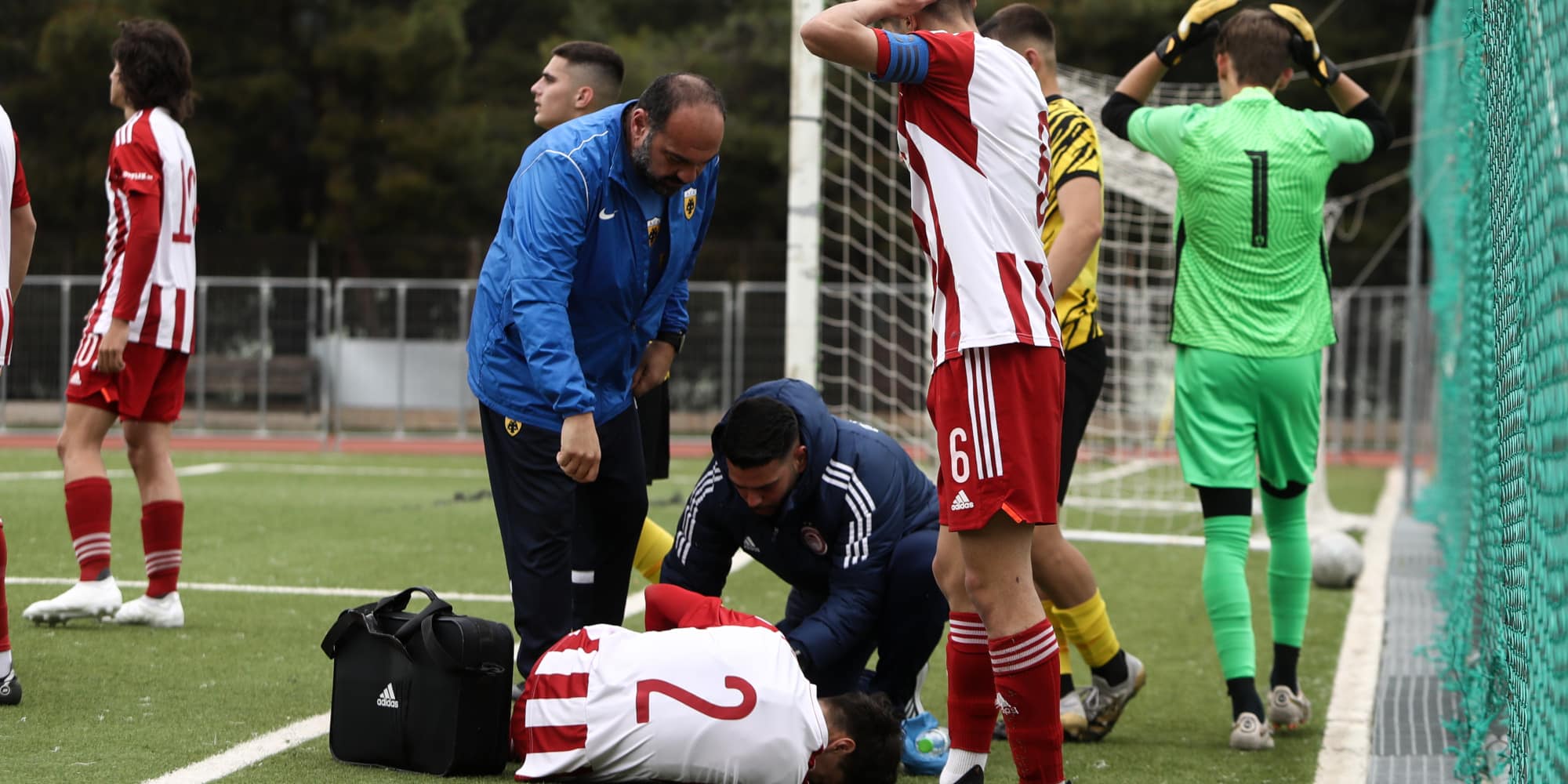 Σπουδαία κίνηση από την ΑΕΚ: Το ιατρικό τιμ έσπευσε να βοηθήσει σοβαρό τραυματισμό παίκτη του Ολυμπιακού (εικόνες)