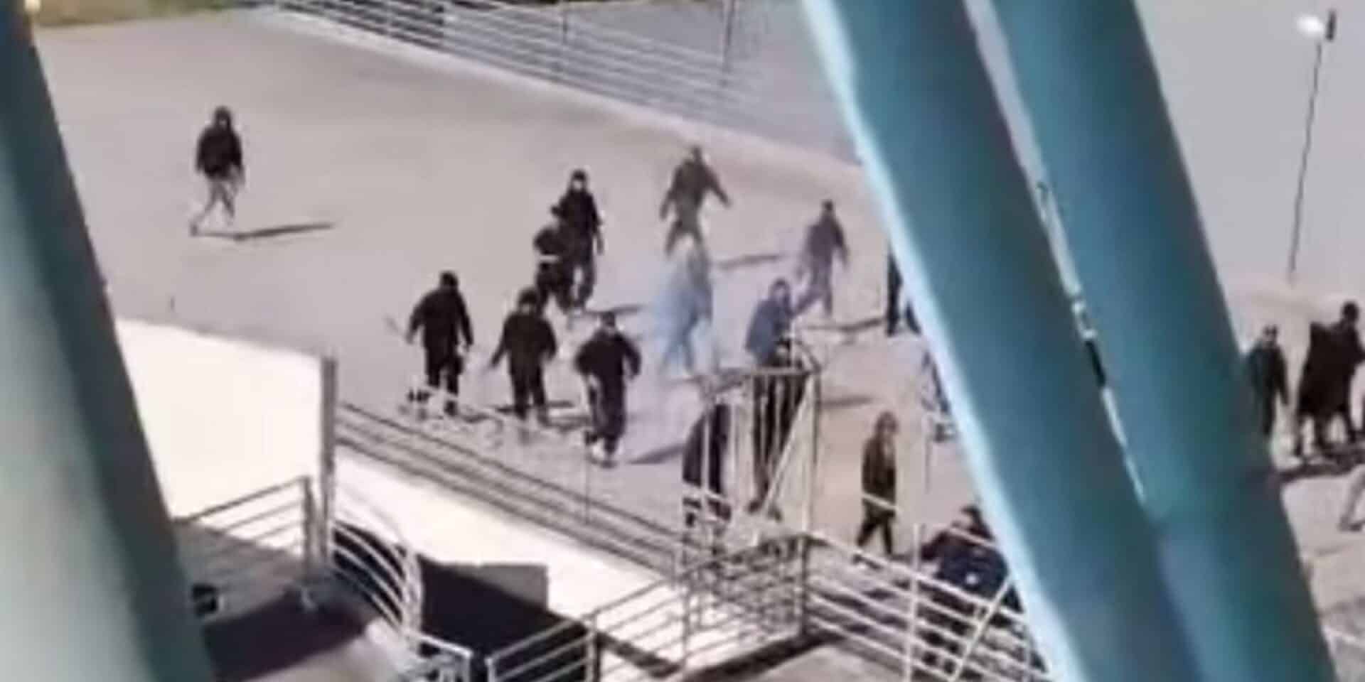 Οπαδοί πριν τα επεισόδια στο ματς Νίκη Βόλου - ΑΕΛ