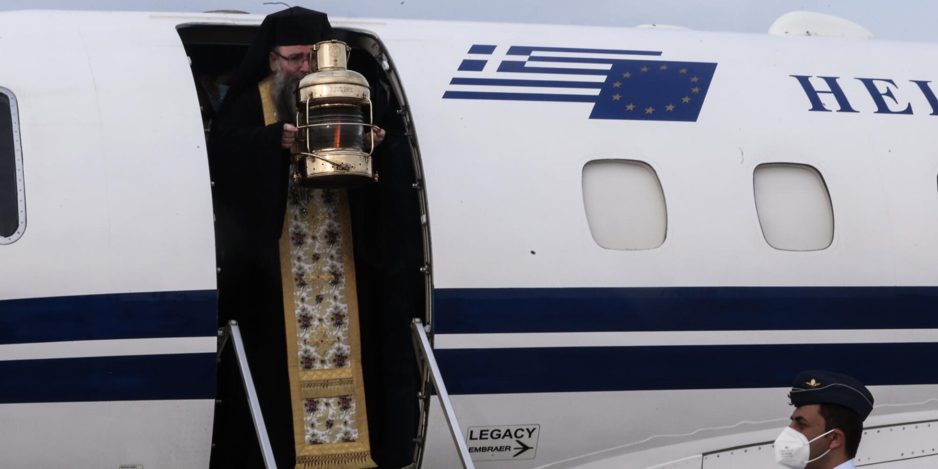 Το Άγιο Φως καταφθάνει στην Αθήνα με πτήση της Aegean / Φωτογραφία: Eurokinissi