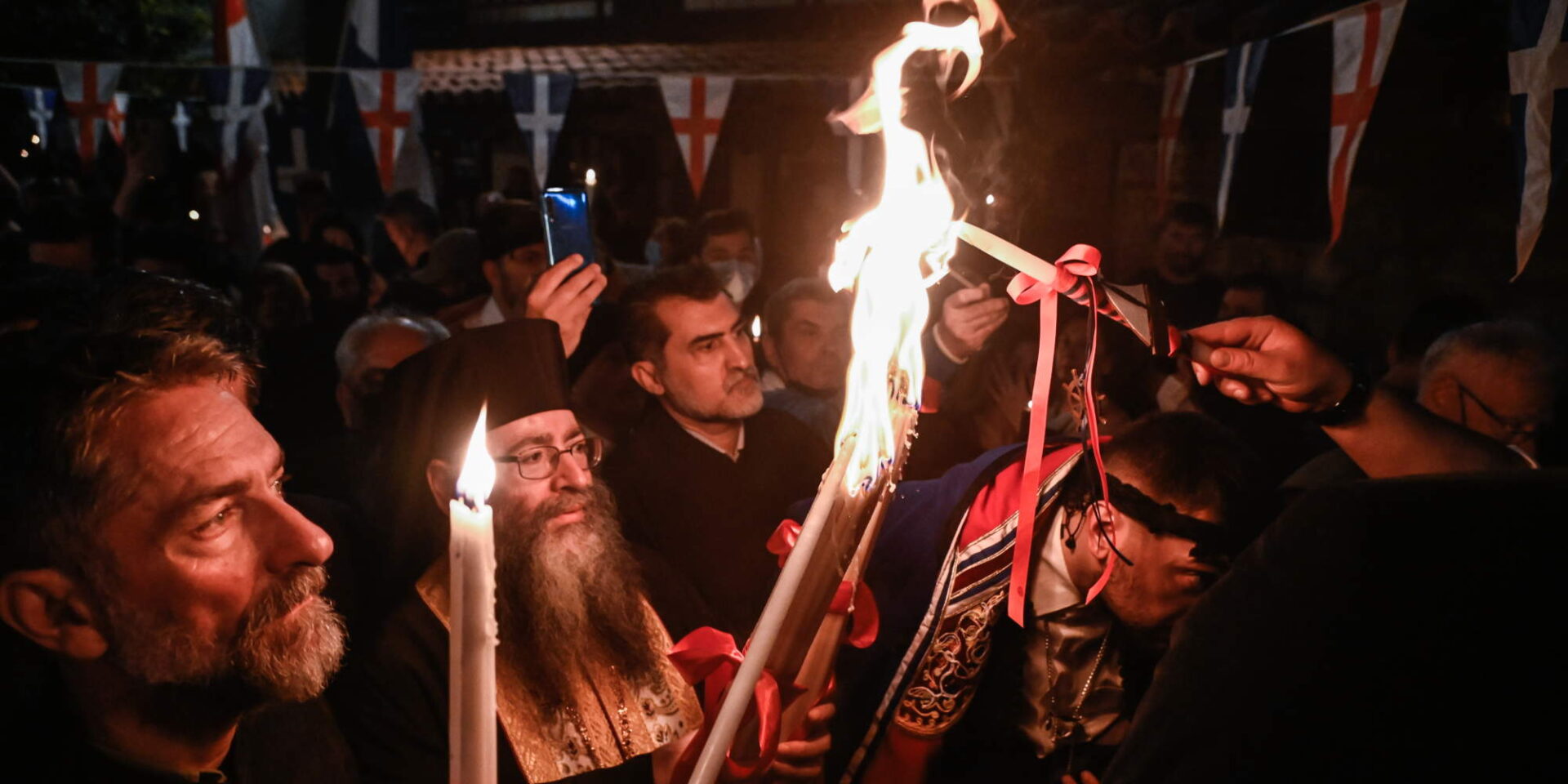 Η αφή του Αγίου Φωτός, στα Ιεροσόλυμα