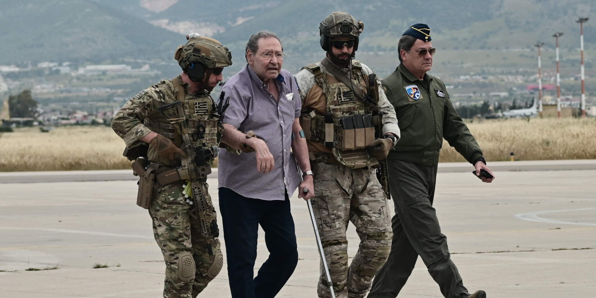 Έλληνες που διέφυγε με τη βοήθεια των ενόπλων δυνάμεων από το Σουδάν / Φωτογραφία: Eurokinissi