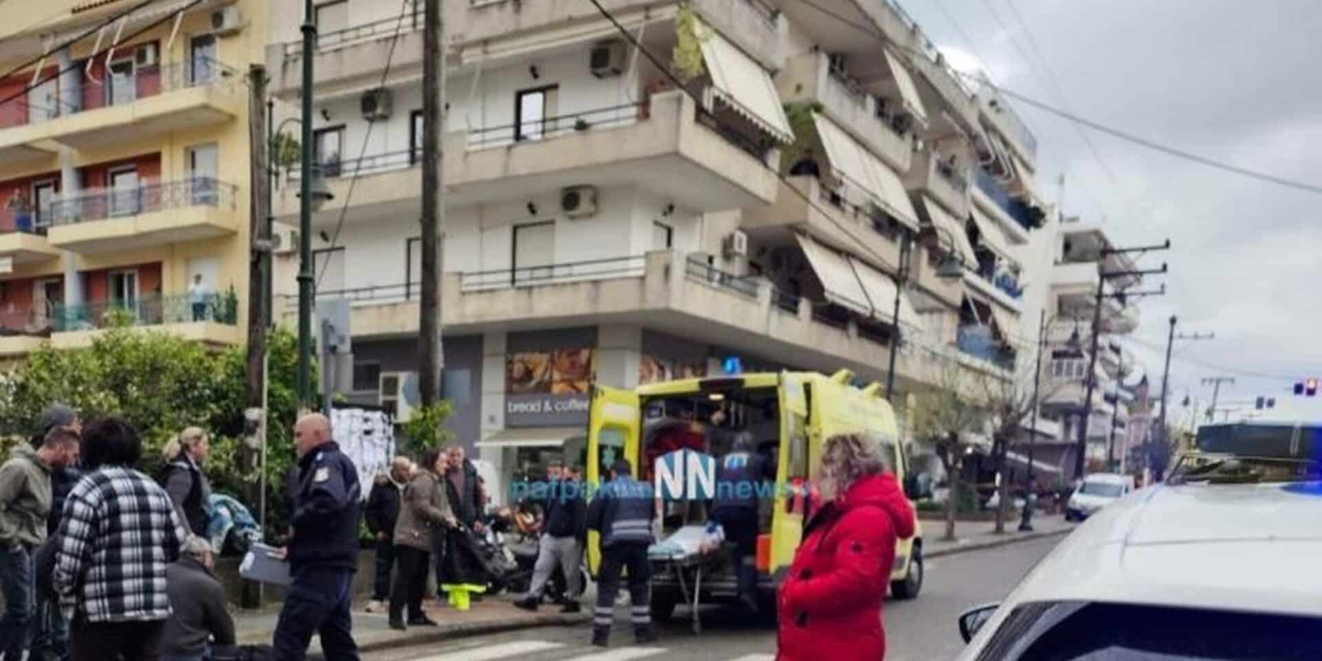 Ασθενοφόρο στο σημείο που έγινε τροχαίο στη Ναύπακτο