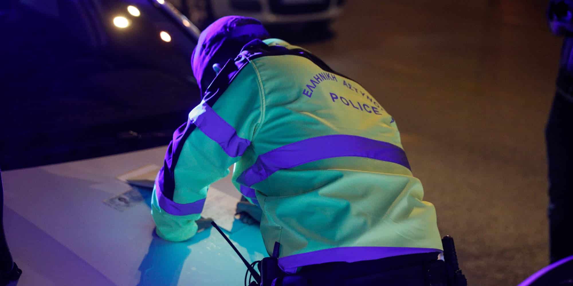 Αστυνομικός της Τροχαίας κόβει κλήσεις σε διερχόμενου οδηγούς