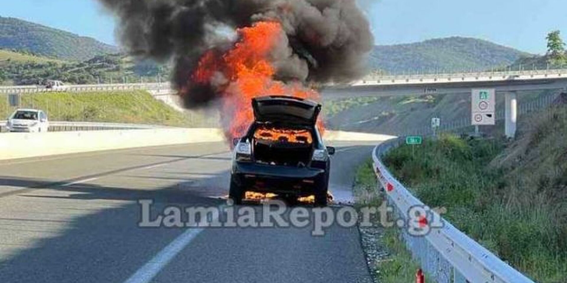 Το αυτοκίνητο που πήρε φωτιά