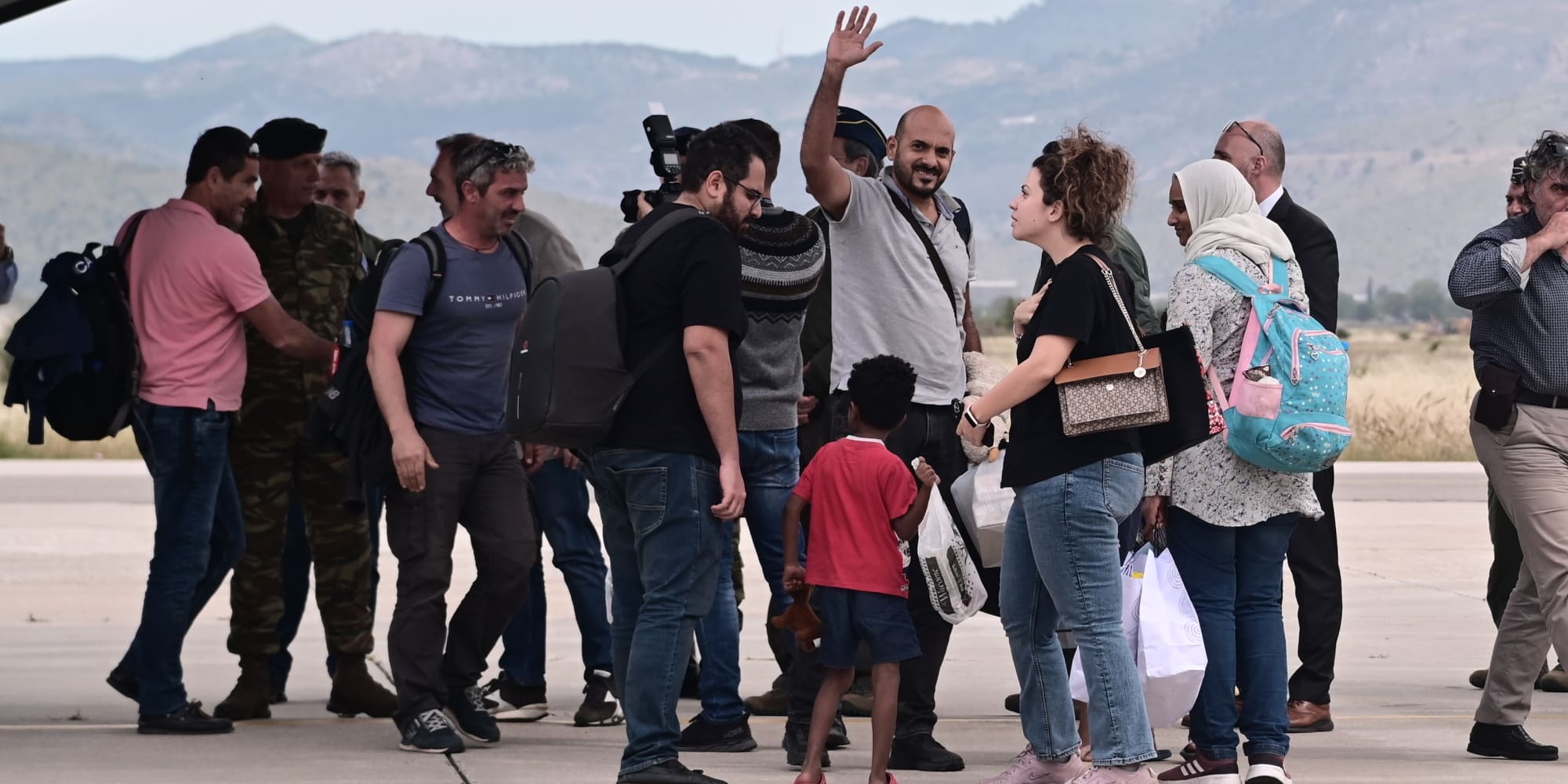 Έφτασαν στην Ελευσίνα οι 17 Έλληνες από το Σουδάν