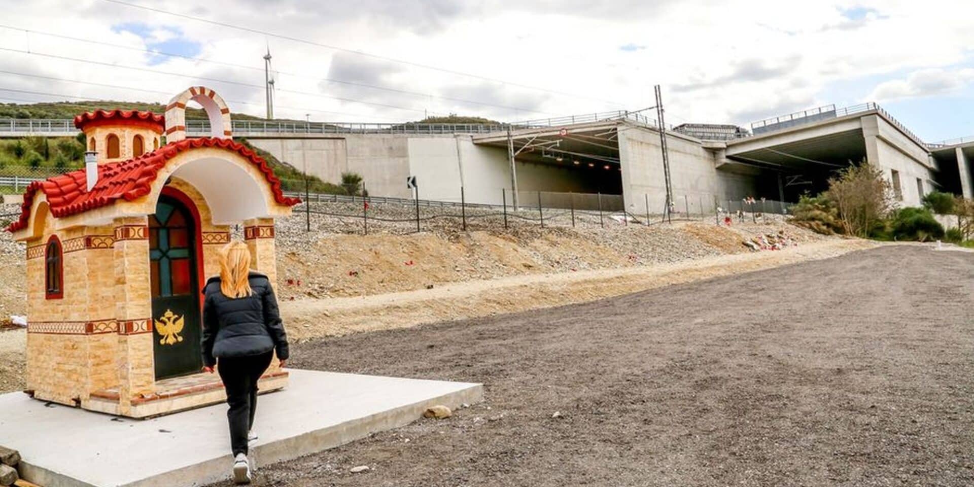 Το εικονοστάσι που έχει χτιστεί στα Τέμπη