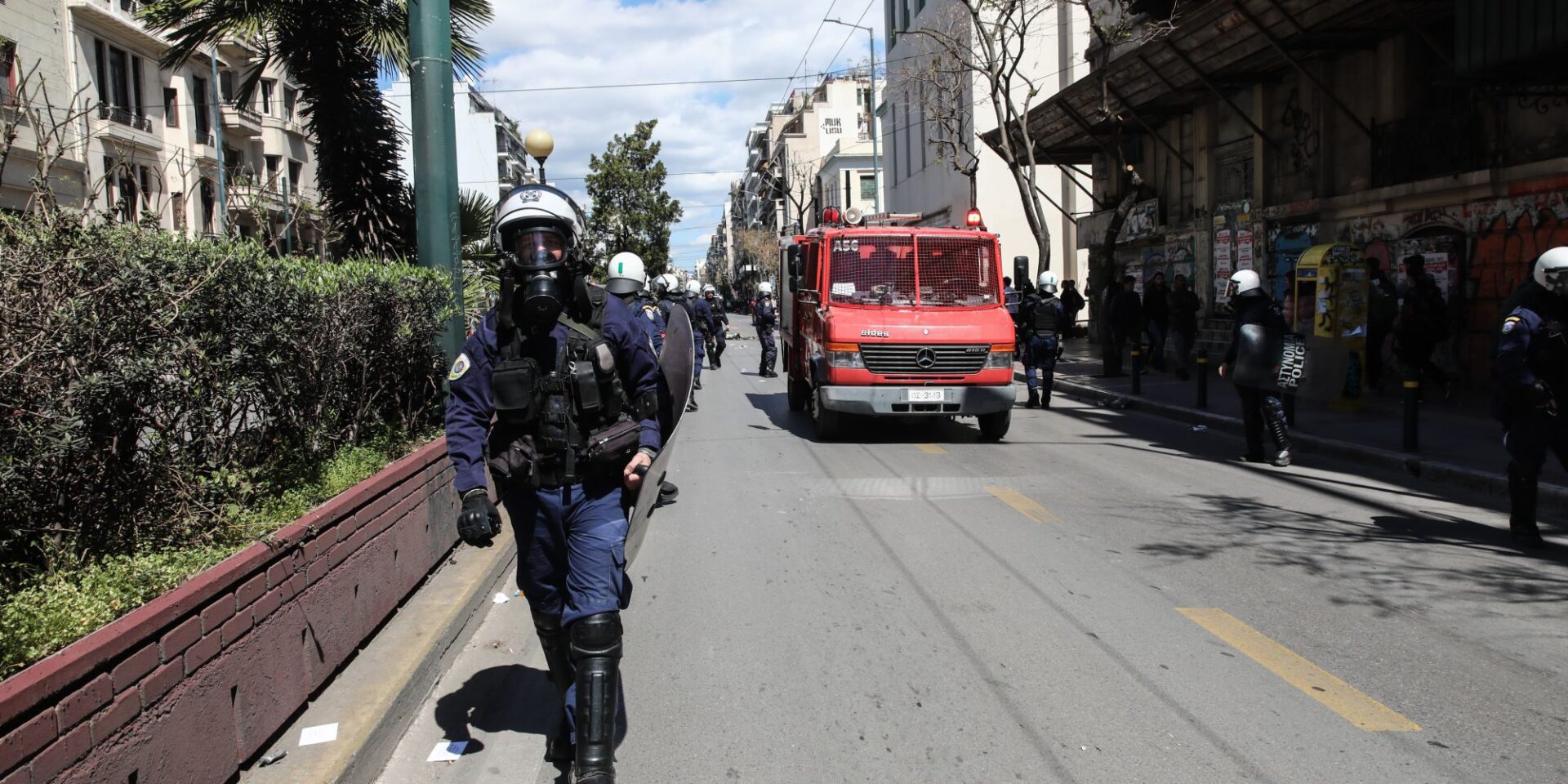 Αστυνομικοί έξω από την ΑΣΟΕΕ κατά τη διάρκεια επεισοδίων