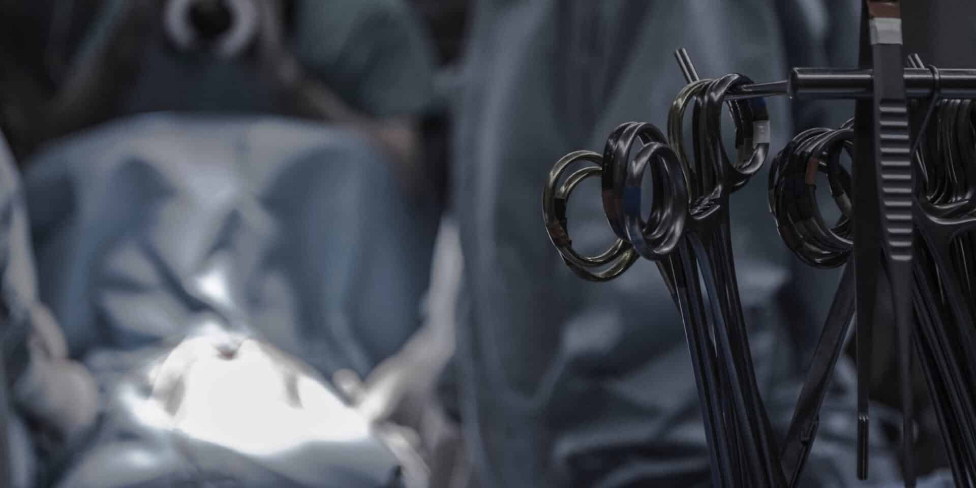 Χειρουργικά εργαλεία σε αίθουσα χειρουργείου / Φωτογραφία: Unsplash