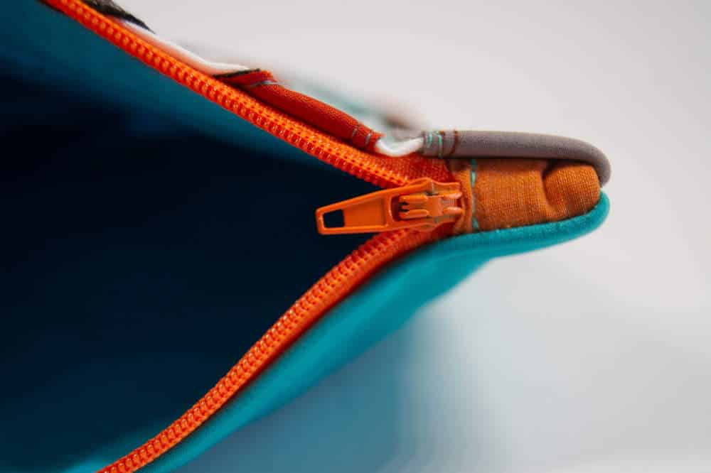 Πολύχρωμο φερμουάρ σε τσαντάκι / Φωτογραφία: Unsplash